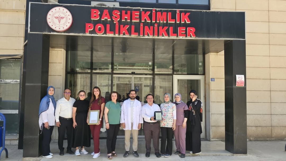 Derecik Hastanesi’ne Anlamlı Plaket
