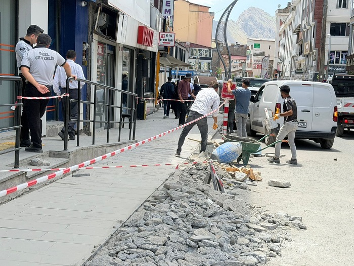 Hakkari Belediyesi Şehir Genelinde Yenileme Çalışması Yürütüyor