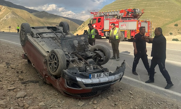 Hakkari’de korkutan kaza: Otomobil takla attı