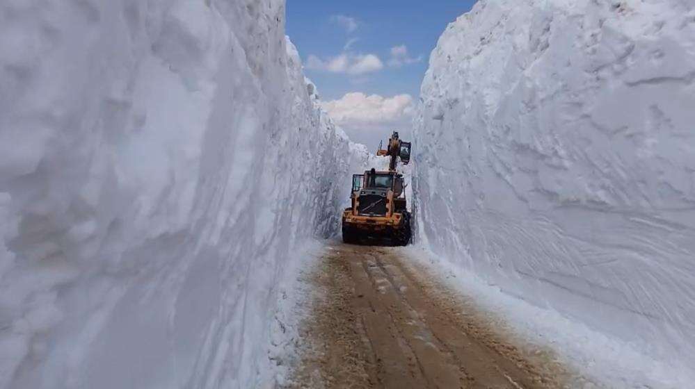 Hakkâri’de Ekipler Kardan Tüneller Açarak İlerliyor