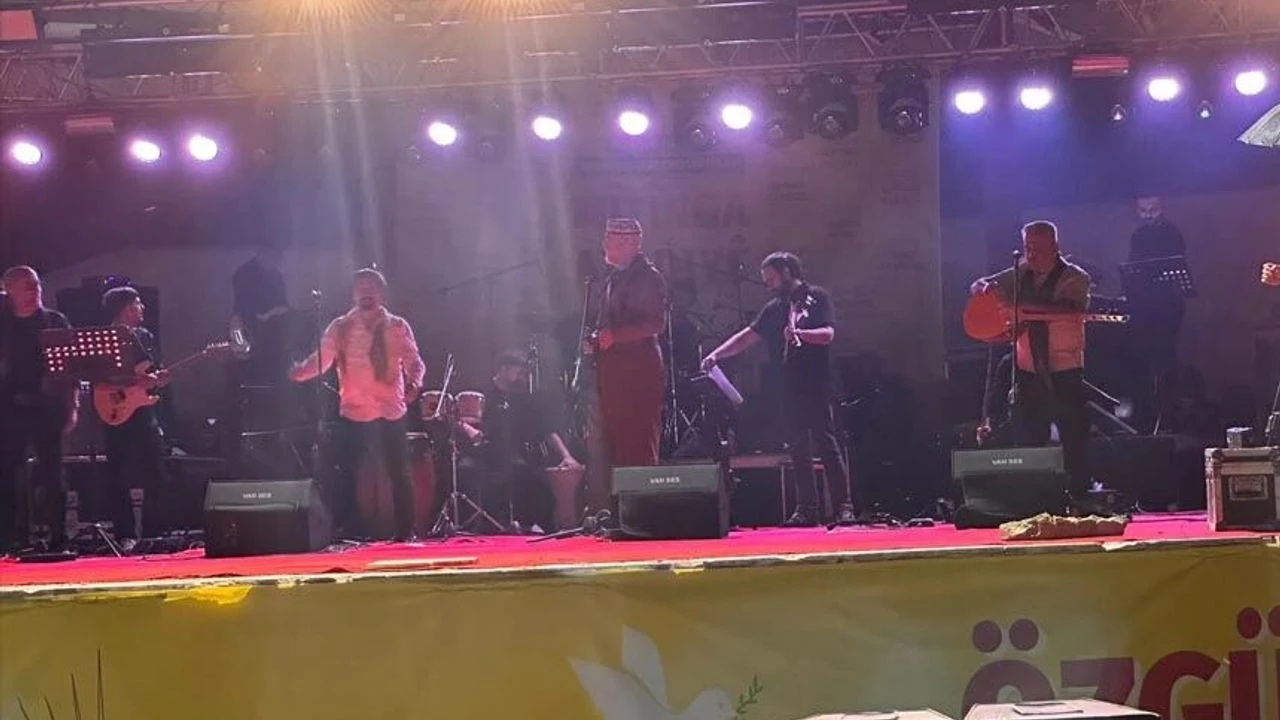 Van’da Koma Amed Rüzgarı: Binlerce Kişi Miting Alanında Buluştu