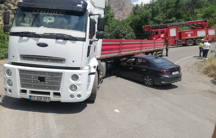 Hakkâri'de trafik kazası: Kontrolden çıkan araç TIR'ın altına girdi
