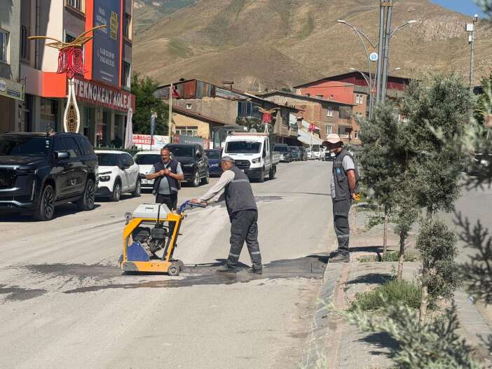 Hakkari'de Yama Asfalt Çalışmaları Sürüyor
