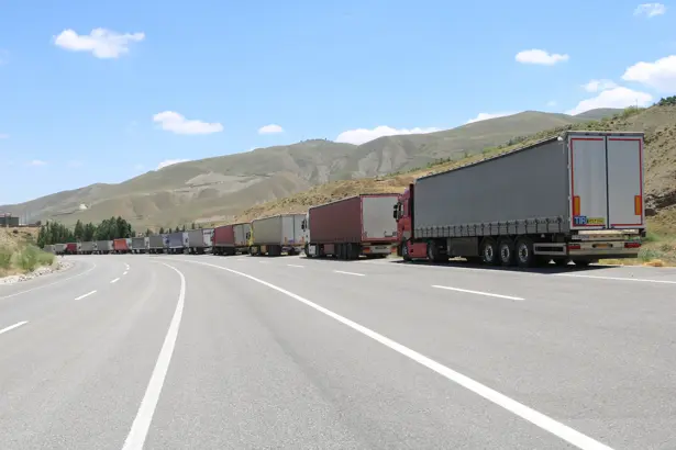 Yüksekova'da 12 kilometrelik TIR kuyruğu
