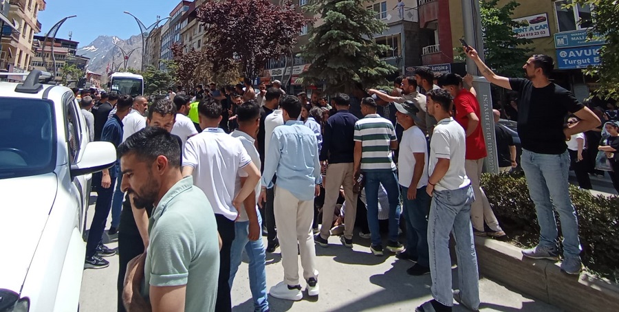 Hakkâri’de Feci Kaza: Anne ve Küçük Kızına Otomobil Çarptı,