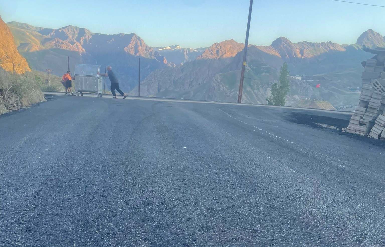 Hakkâri Belediyesi'nden Asfalt Mesaisi