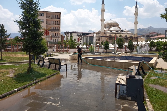 Hakkari Kent Park'ta Kapsamlı Temizlik Çalışması