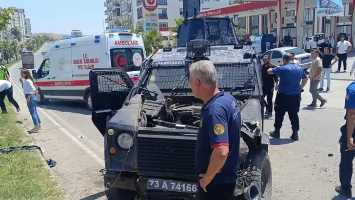 Zırhlı araç, takla attı: 2 polis yaralandı