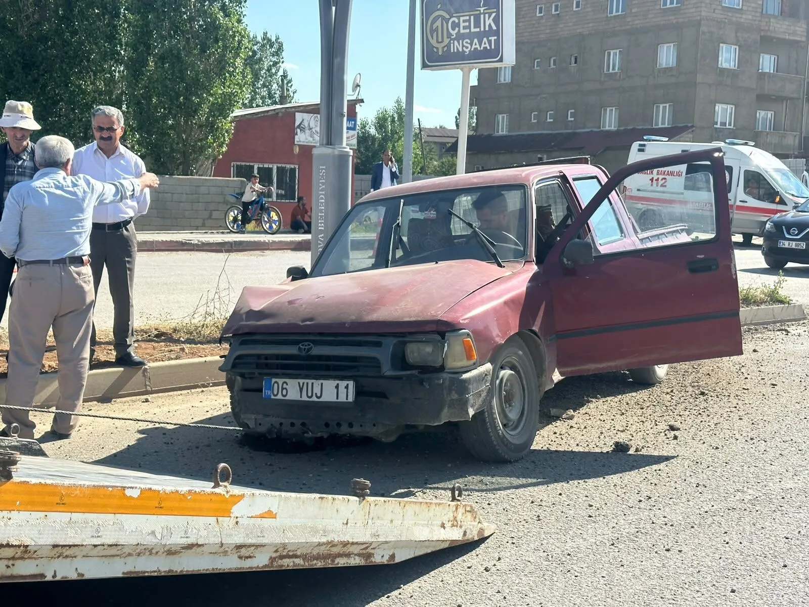 Yüksekova'da 2 araç çarpıştı: 5 kişi yaralandı