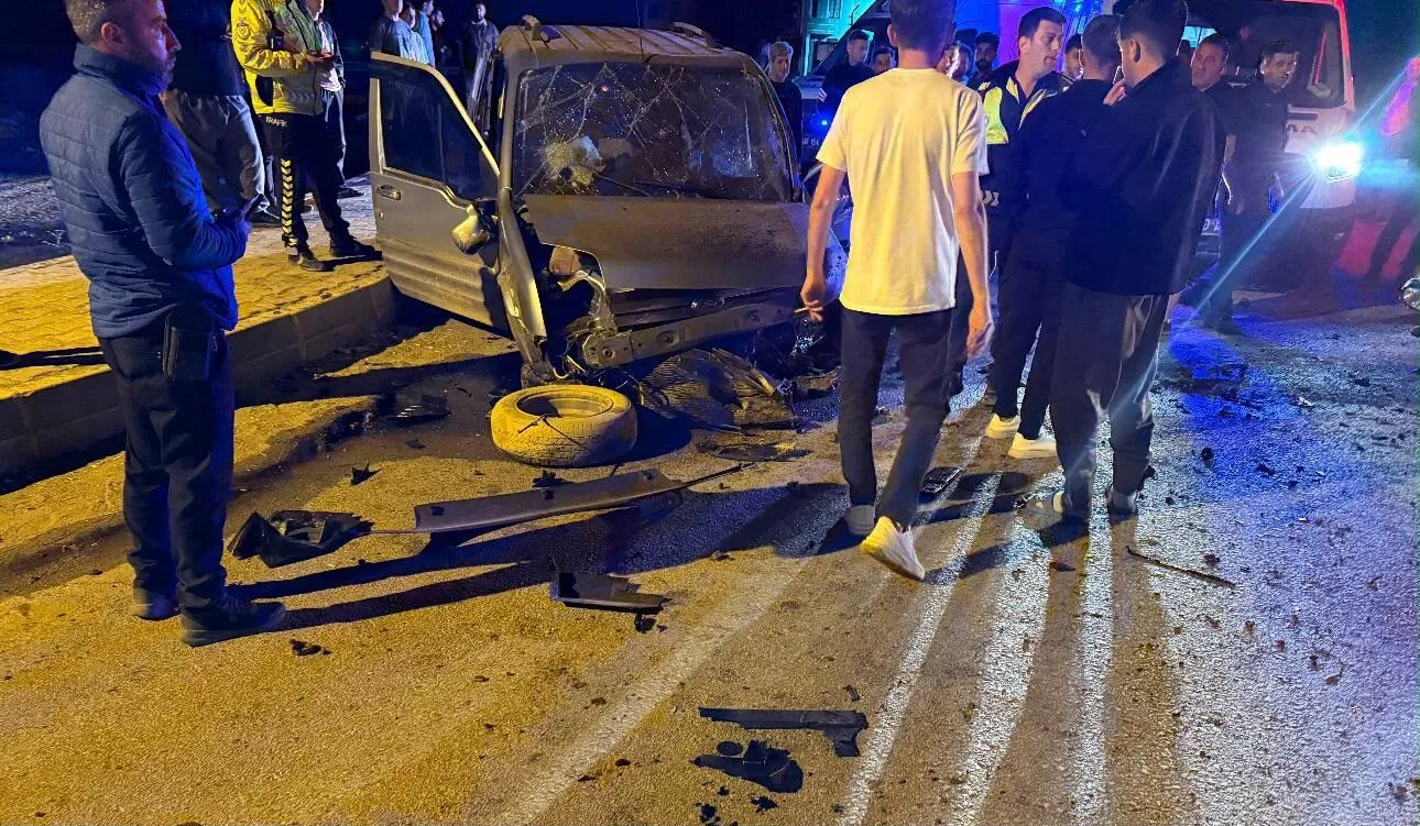 Yüksekova'da Trafik Kazası: 3 Genç Yaralandı