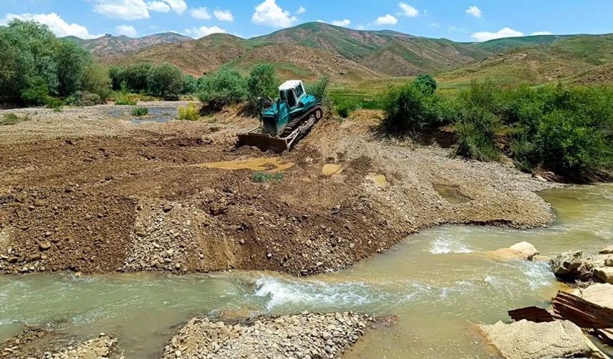 Hakkari'de taşkınlara karşı kapsamlı çalışma sürüyor