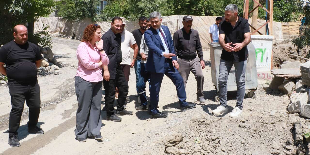 Hakkari Belediyesi Bağlar Mahallesi'nde asfalt için düğmeye bastı