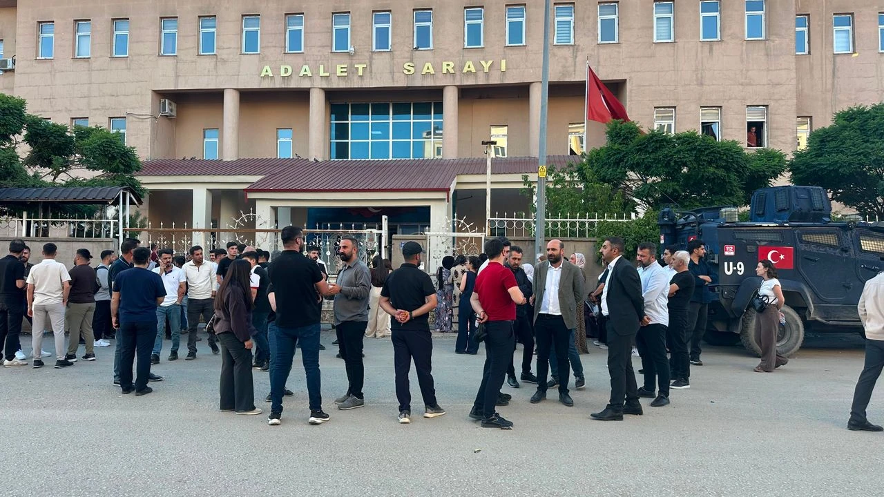 Yüksekova'da gözaltına alınan 8 kişiden 2'si tutuklandı