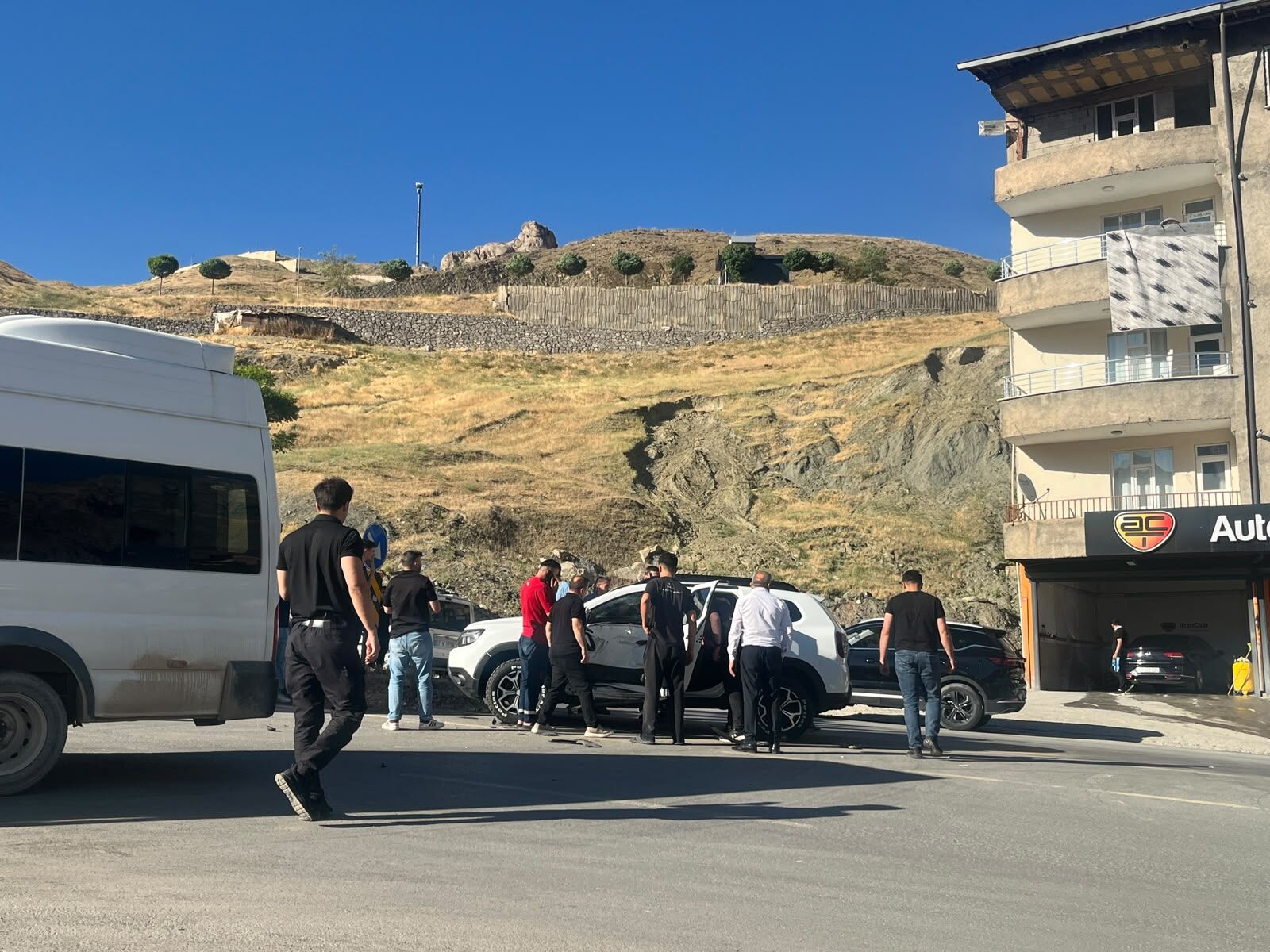 Hakkari’de iki araç çarpıştı: 1 kişi yaralandı