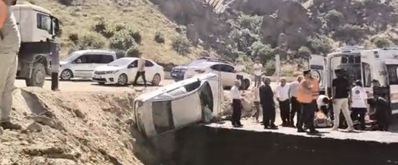 Hakkari - Yüksekova yolunda kaza: 4 yaralı