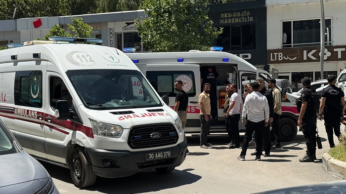 Hakkari'de 2 kişi bıçaklandı