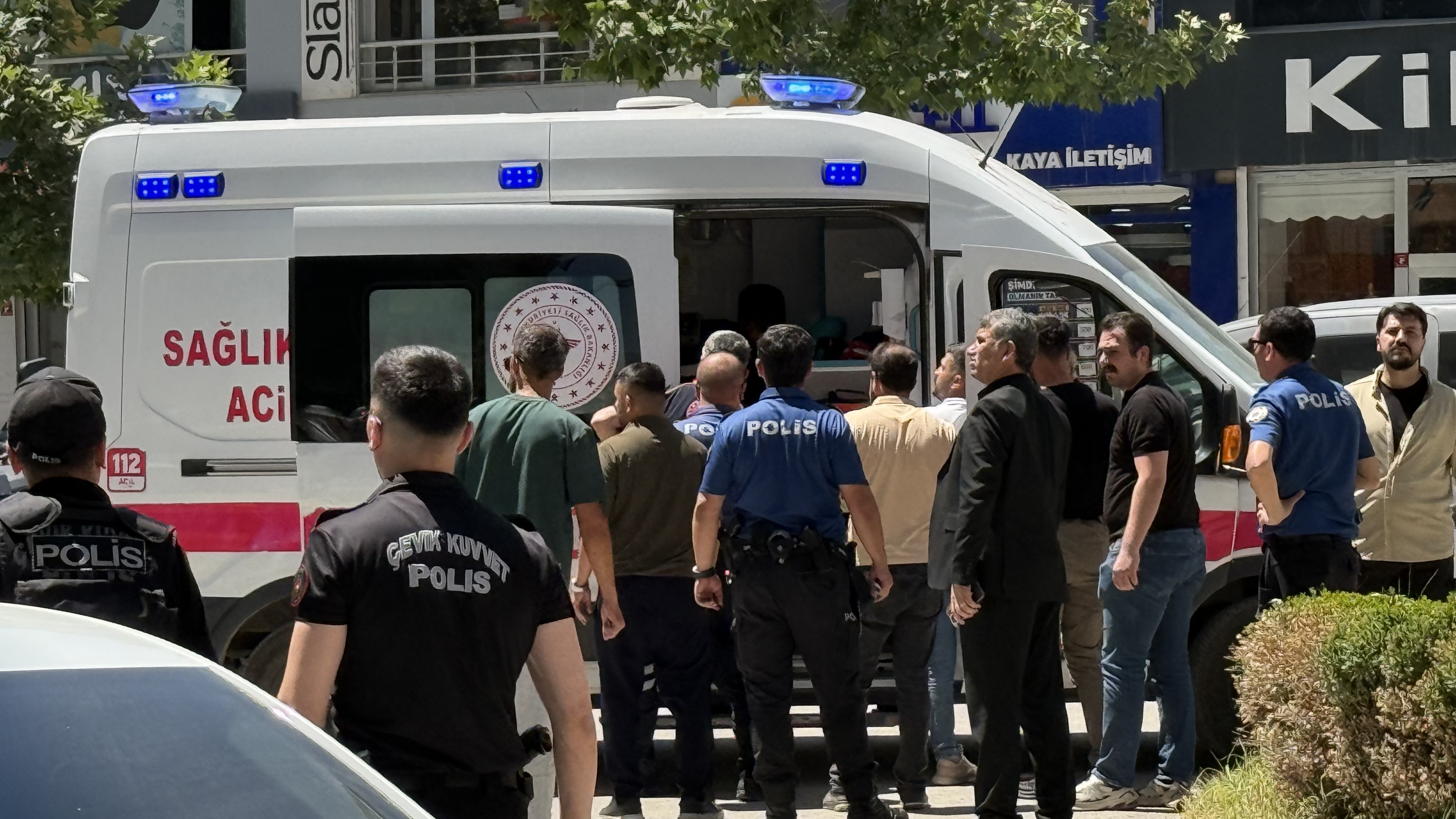 Hakkari’de 2 kişiyi bıçaklayan 4 kişi tutuklandı
