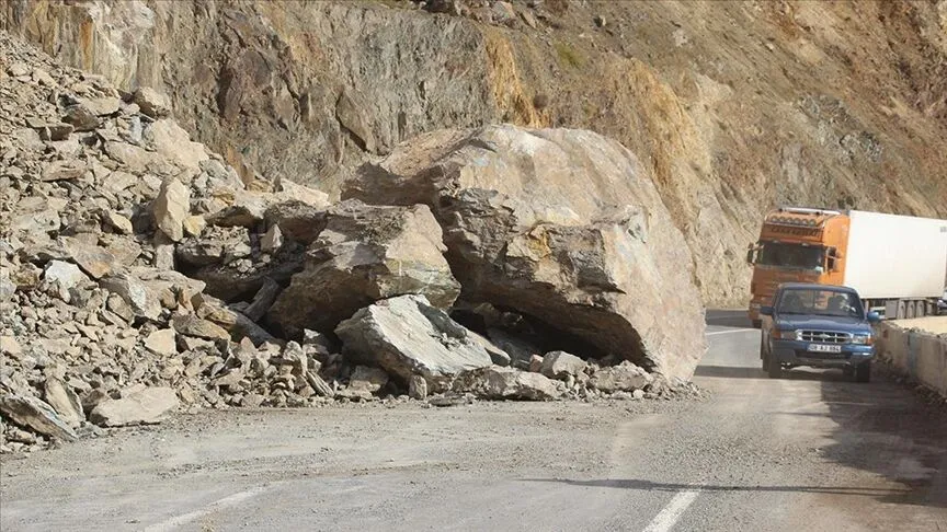 Hakkari-Van Karayolu Heyelan Nedeniyle Ulaşıma Kapandı