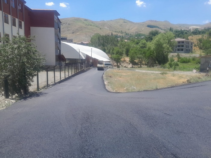 Hakkari’de PMT ve asfalt çalışmaları devam ediyor