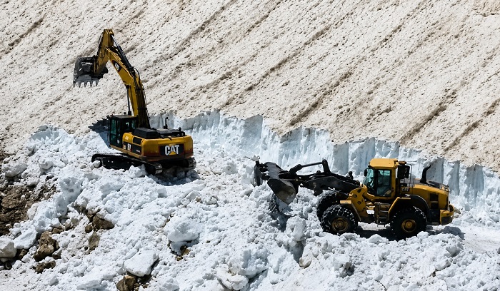 Hakkari’de ekipler yaz ortasında kar temizliyor