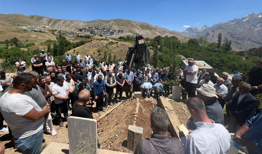 Japonya’da ölü bulunan Çiçek Hakkari’de toprağa verildi