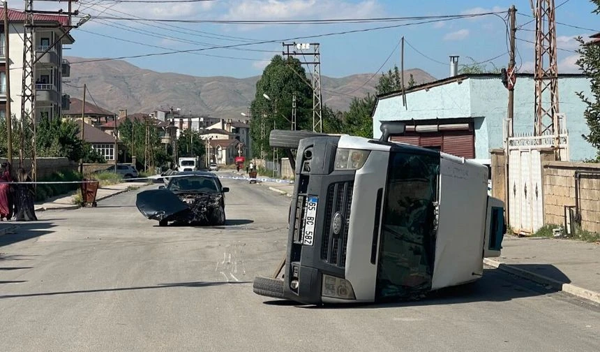 Yüksekova'da otomobil ile minibüs çarpıştı: 3 yaralı