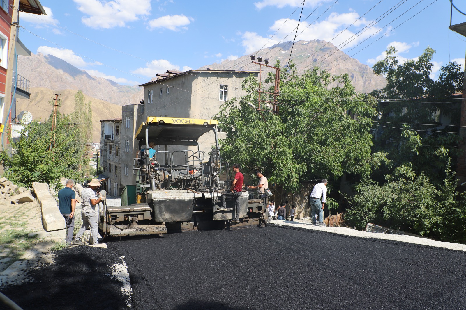Hakkari Belediyesi’nden Bağlar Mahallesi’ne sıcak asfalt çalışması