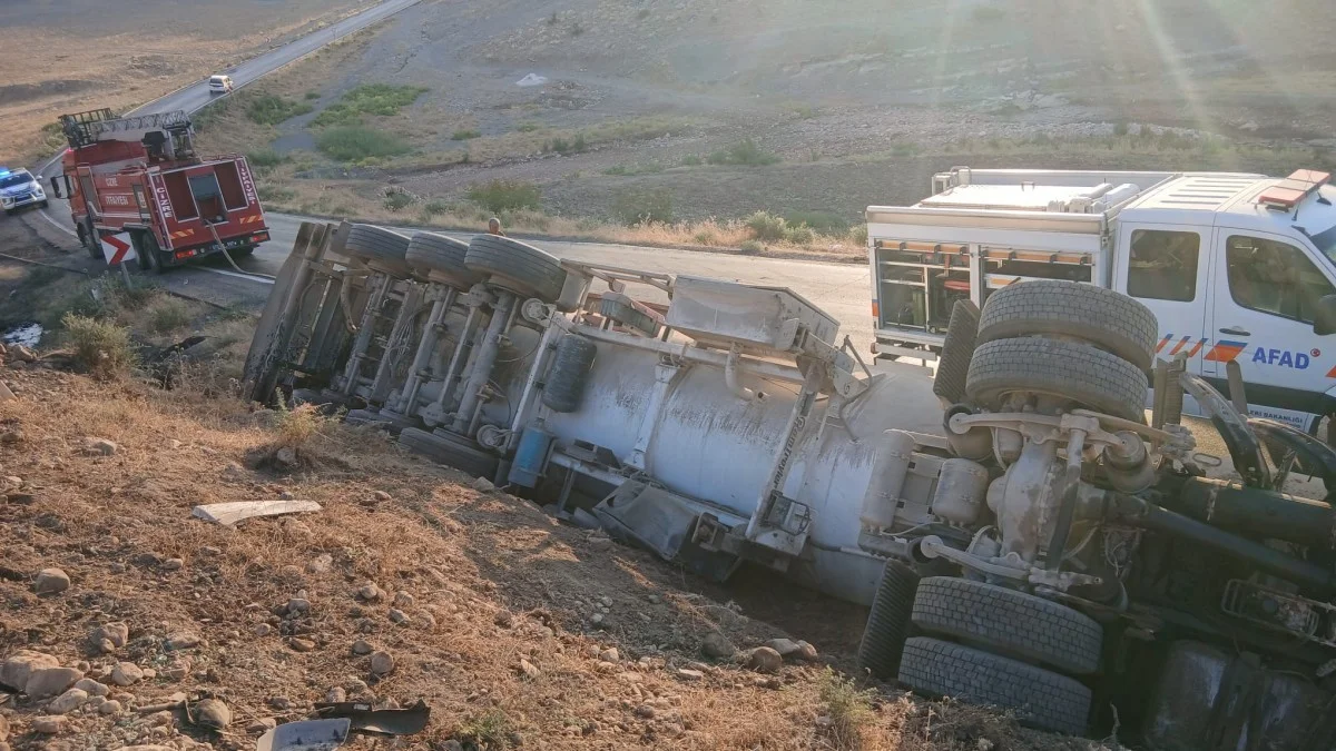 Petrol Tankeri Devrildi: 30 Ton Ham Petrol Dereye Karıştı