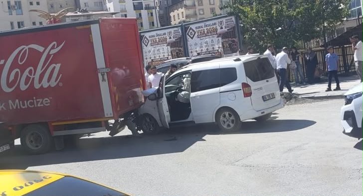 Hakkâri'de iki araç çarpıştı!