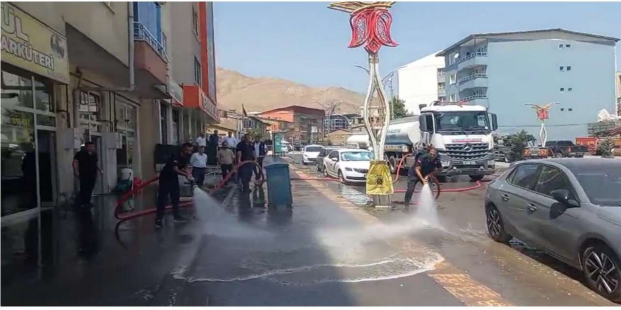 Hakkari Belediyesi'nden Kent Genelinde Yol Yıkama Çalışması