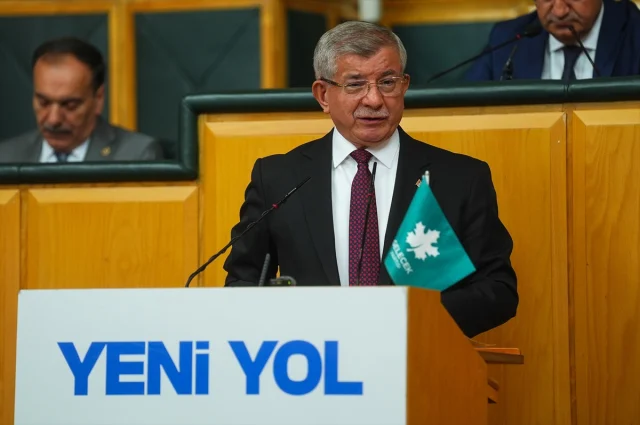 Gelecek Partisi kapandı: Davutoğlu Siyaseti Bıraktığını Açıkladı