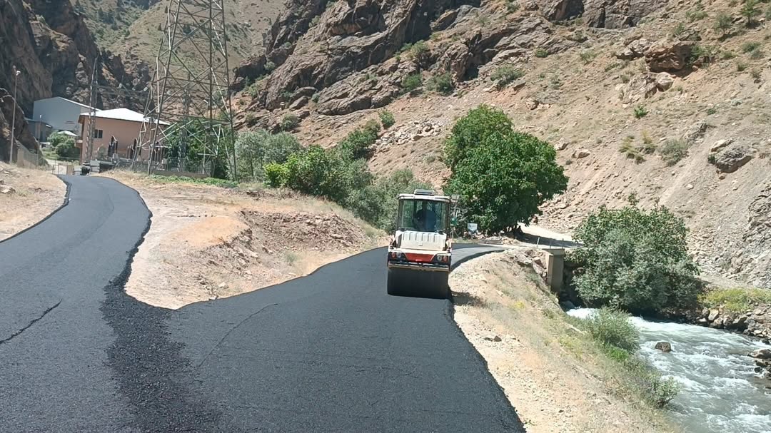 Hakkari'de Kırıkdağ, Geçitli ve Kazan Vadisi Yolları Asfaltlanıyor
