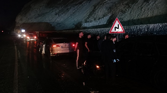 Hakkari'de iki araç çarpıştı!