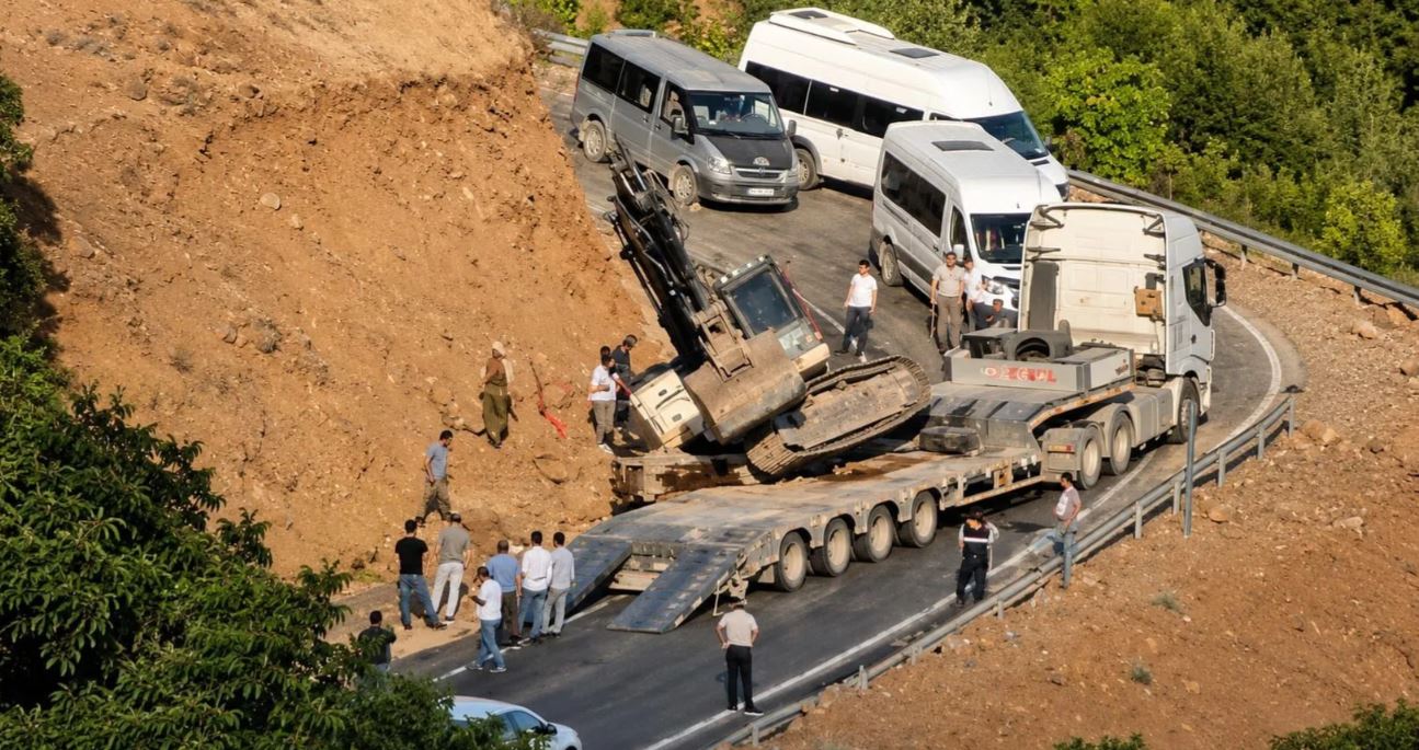 Derecik-Şemdinli yolunda tehlike sürüyor: Vatandaşlar çözüm istiyor