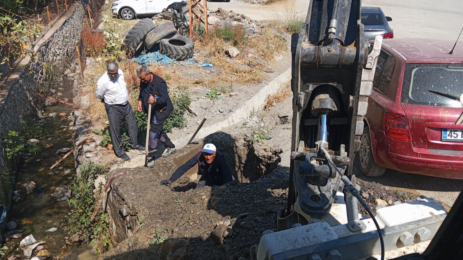 Hakkari'de kavurucu sıcakta su çalışması