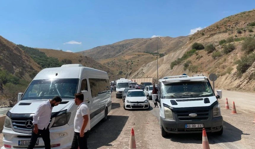 Hakkari-Van Karayolunda kaya düşmesi: Yol Trafiğe Kapatıldı