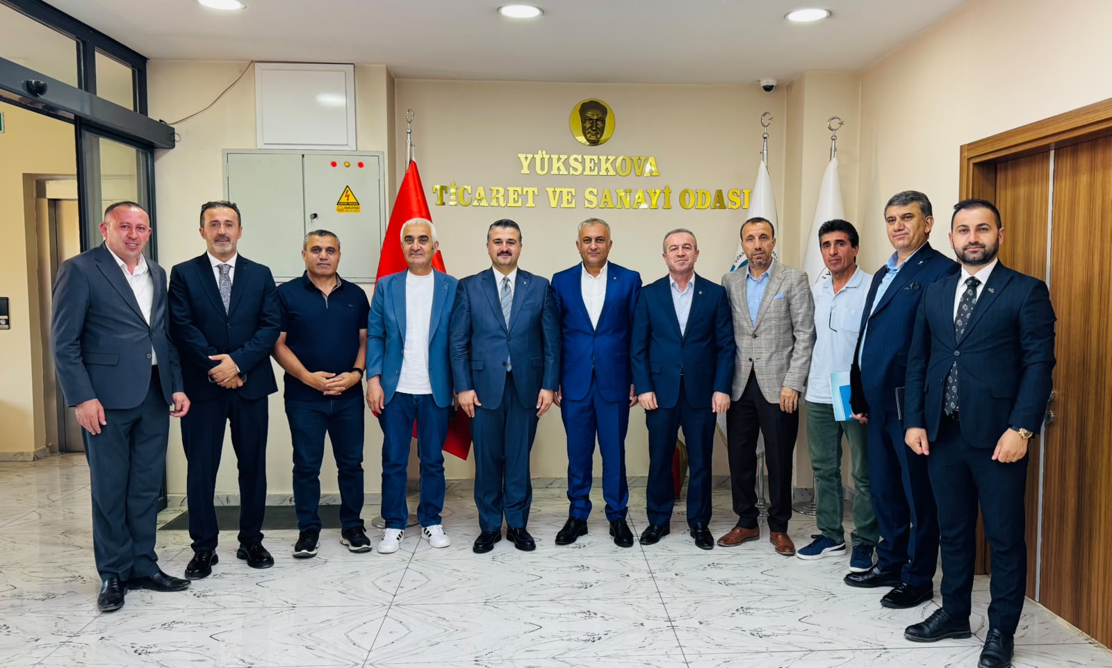 AK Parti Heyeti Yüksekova'da STK, Esnaf ve Vatandaşlarla Bir Araya Geldi