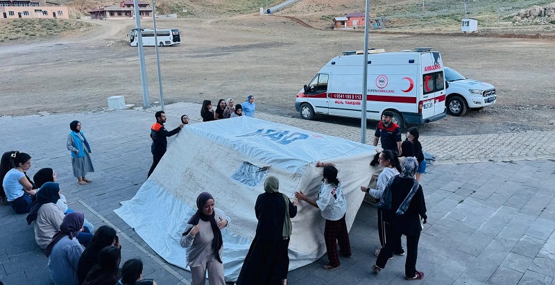 Hakkâri'de Gençlere Çadır Kurulumu Eğitimi