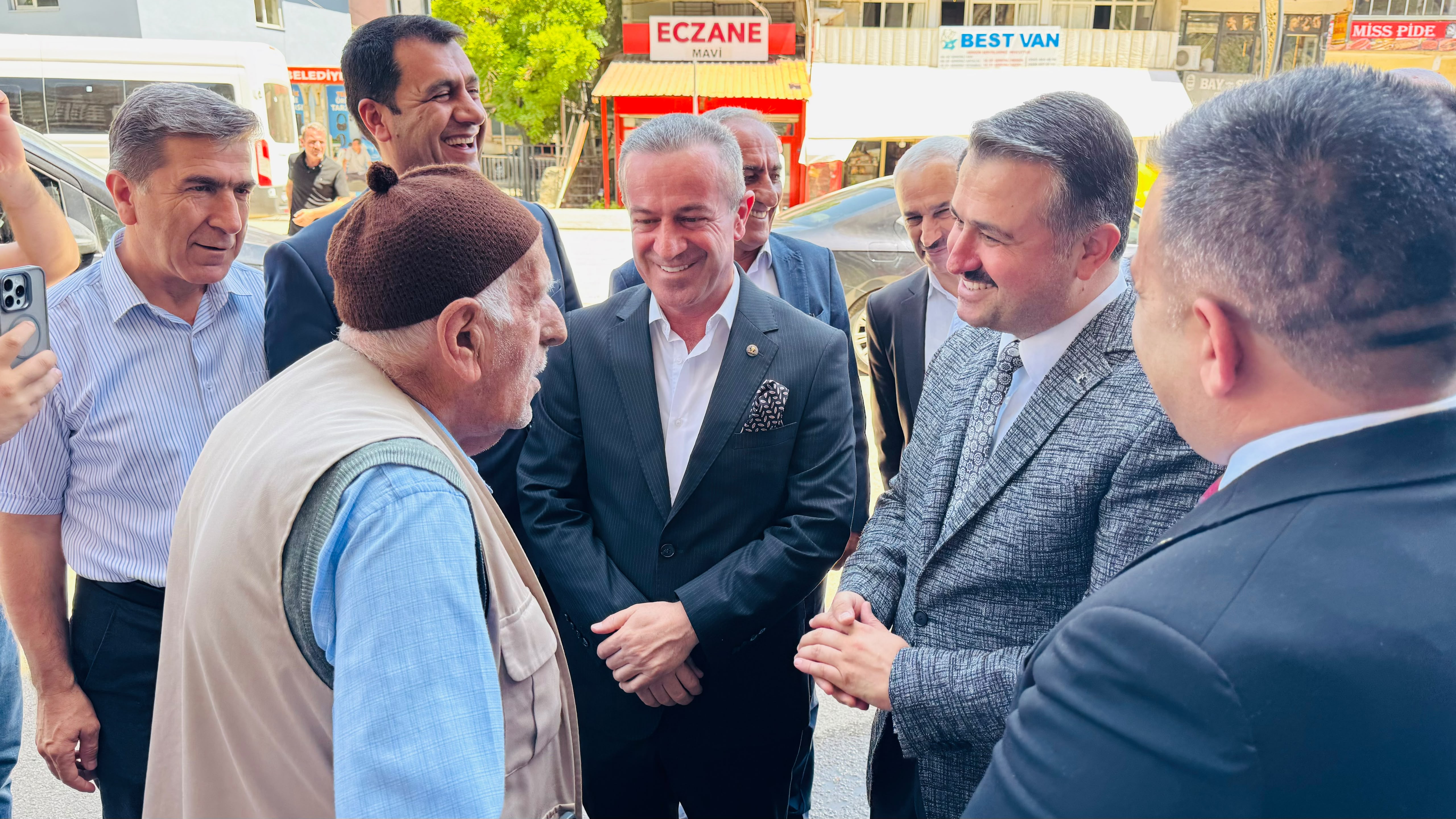 AK Parti Hakkâri teşkilatı Şemdinli'de vatandaşlarla buluştu