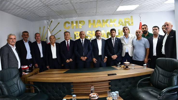 CHP Genel Başkan Yardımcıları Hakkari'de partililerle buluştu
