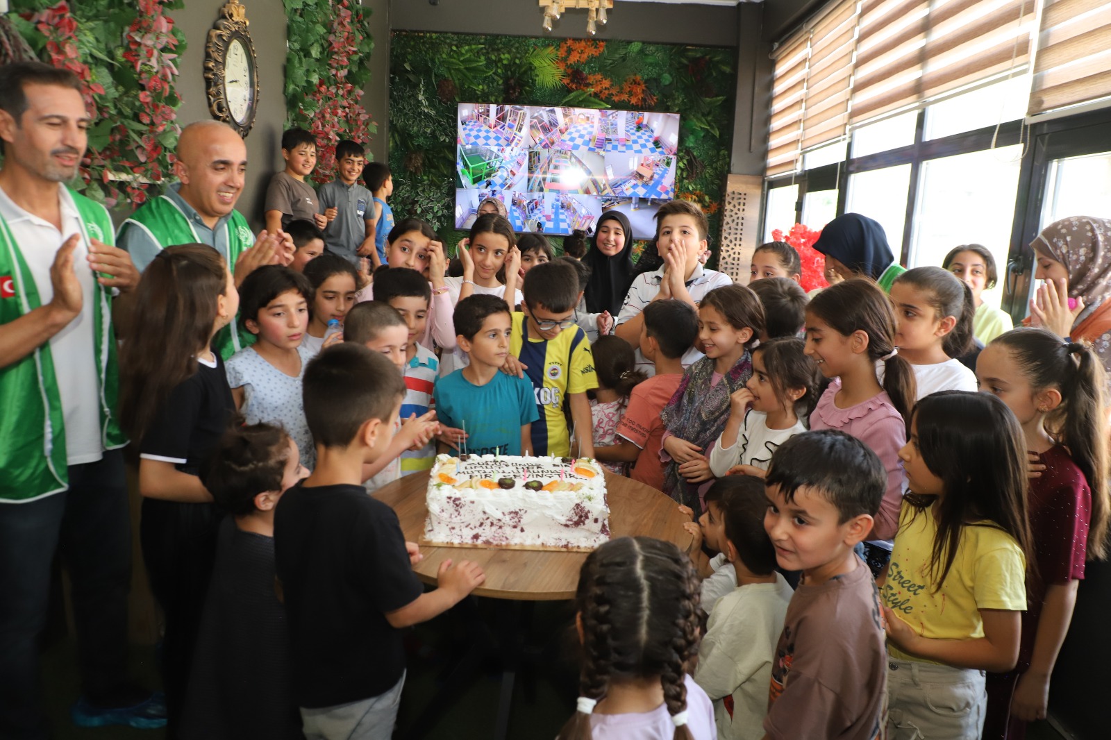 Hakkari Belediyesi'nden çocuklara tatlı sürpriz