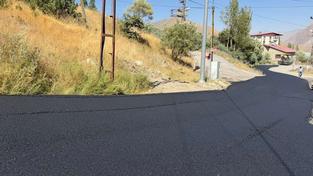 Hakkâri Belediyesi'nden Okullar Bölgesi'ne Yeni Asfalt