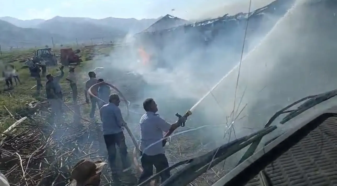 Yüksekova’da alevlere teslim olan ahır küle döndü