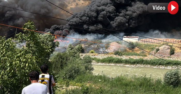 Hakkari’de karakolda yangın: Alev dumanı köyü sardı
