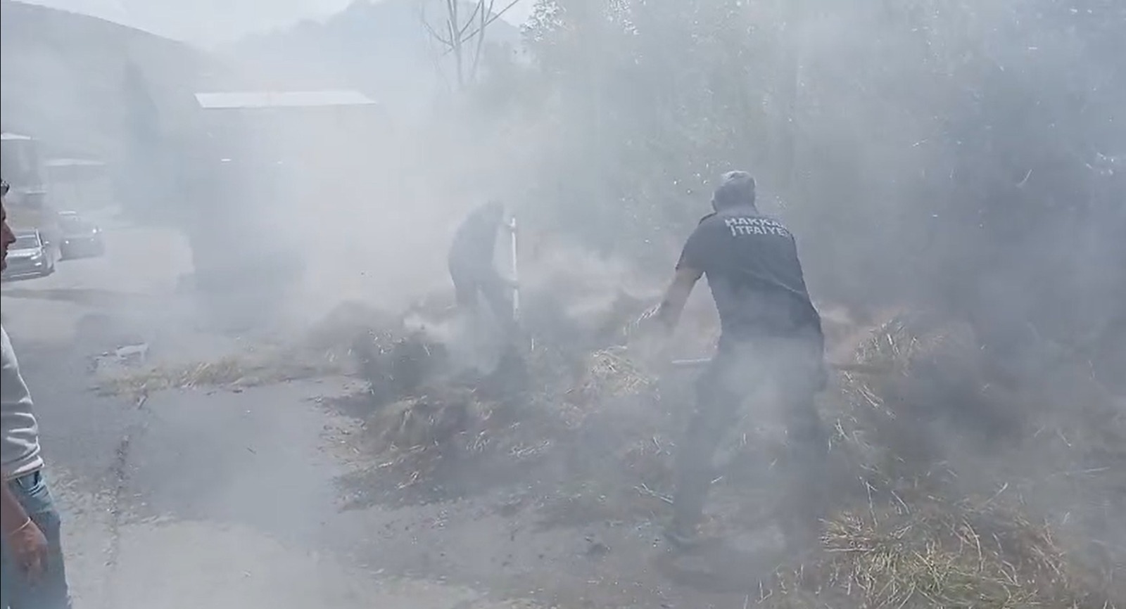 Hakkari’de samanlık yangını: 200 bağ saman kül oldu
