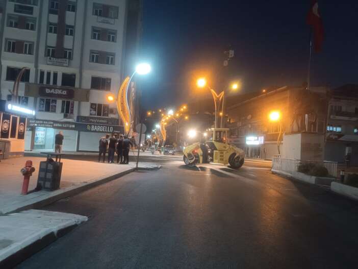 Hakkâri’de yollar yenileniyor: Cumhuriyet Caddesi’ne sıcak asfalt