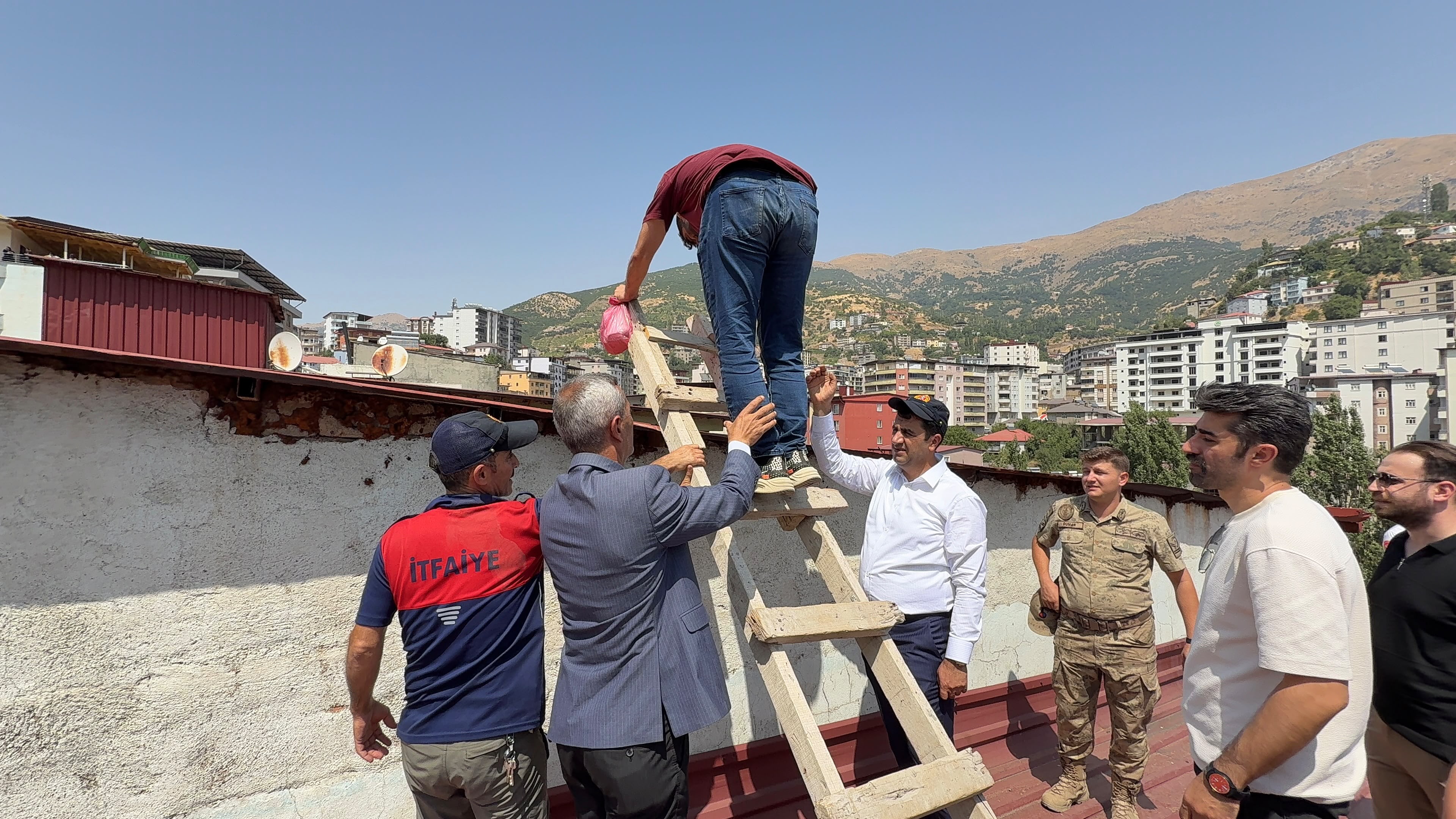 Şemdinli’de intihar girişimi: Başkan Fahri Şakar ikna ederek kurtardı