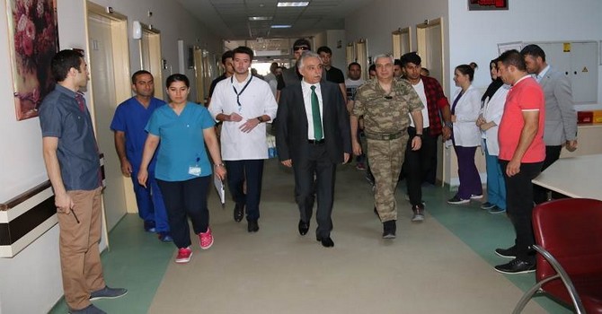 Hakkari Valisi Toprak Yaralı Askerleri Ziyaret Etti