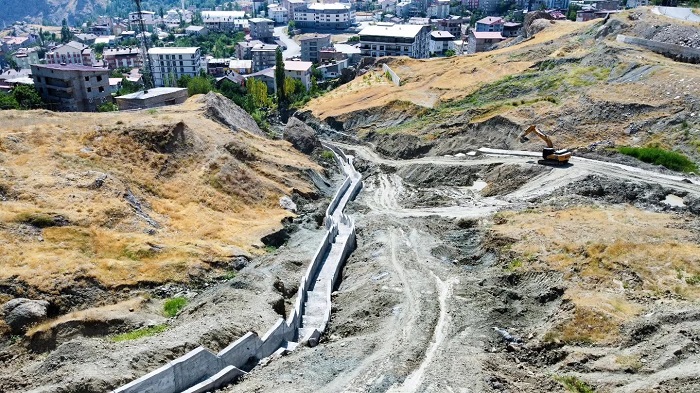 Hakkari’de Üniversite Deresi’nde taşkın alarmına karşı çalışma