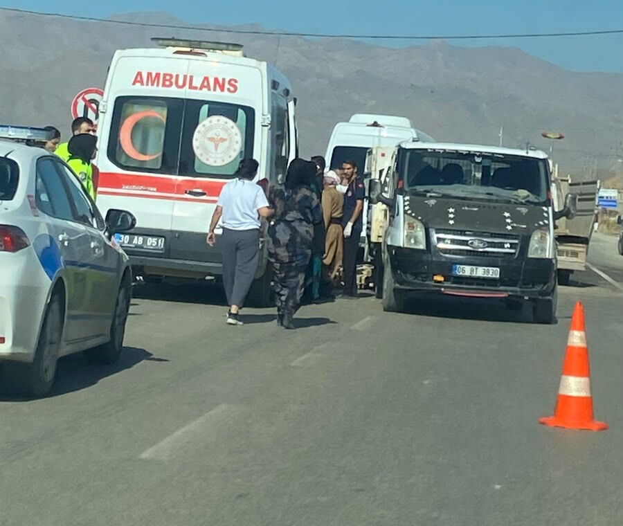 Hakkari-Yüksekova yolunda kaza: 10 Yaralı